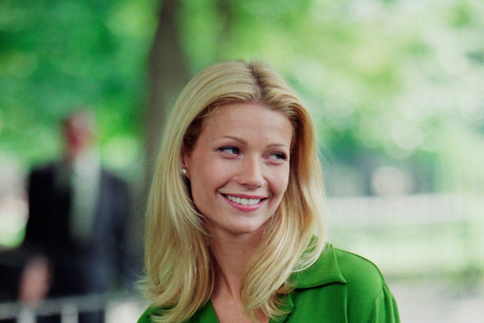 A shoulder length nineties bob photographed in soft daylight
