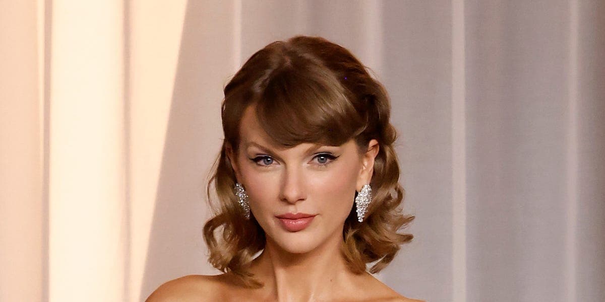 Taylor Swift's gold fairy dust manicure